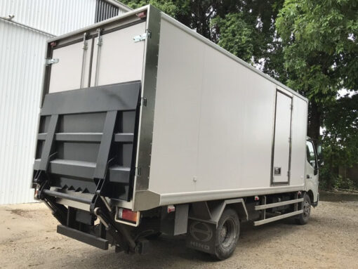 Xe Hino 3.5 tấn XZU720L thùng kín bửng nâng 5.2M
