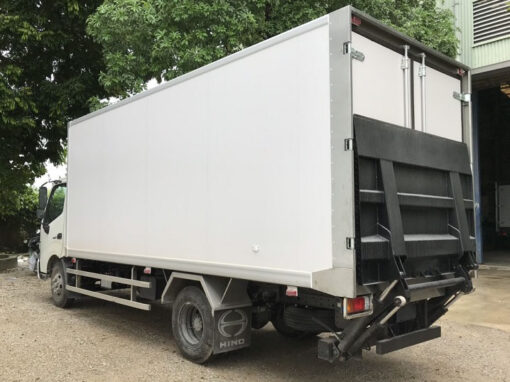 Xe Hino 3.5 tấn XZU720L thùng kín bửng nâng 5.2M