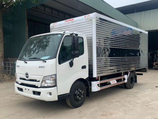 Xe Hino 3.5 tấn XZU720L thùng kín bửng nâng 5.2M