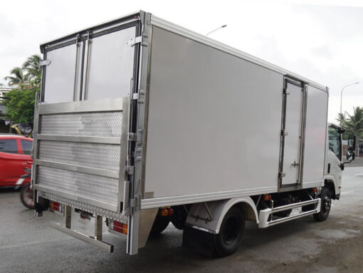 Xe Hino 3.5 tấn XZU720L thùng kín bửng nâng 5.2M