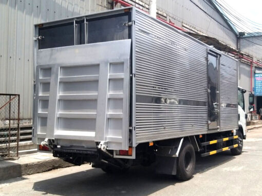 Xe Hino 3.5 tấn XZU720L thùng kín bửng nâng 5.2M