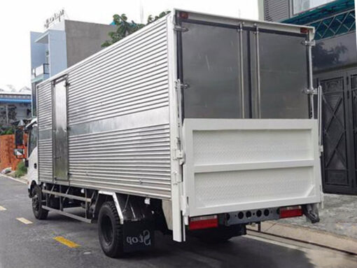 Xe Hino 3.5 tấn XZU720L thùng kín bửng nâng 5.2M