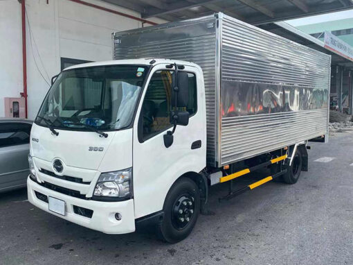 Xe Hino 3.5 tấn XZU720L thùng kín bửng nâng 5.2M