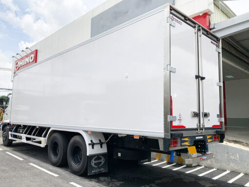 Xe Hino 15 tấn FL8JT7A-J thùng đông lạnh 7.7M