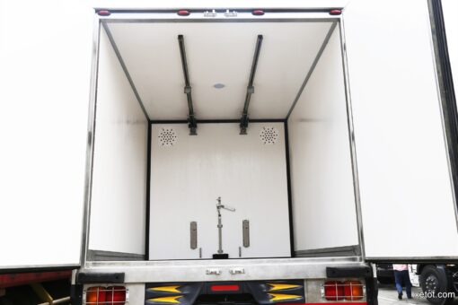 GIÁ XE HINO 3 CHÂN FL8JW7A-M THÙNG ĐÔNG LẠNH 9.25M