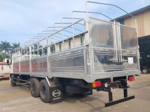 XE HINO 3 CHÂN FM8JW7A-U THÙNG BẠT BỬNG INOX 9.37M