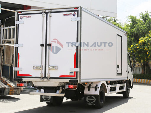 Xe Hino 3T5 XZU650L thùng đông lạnh 4.45M