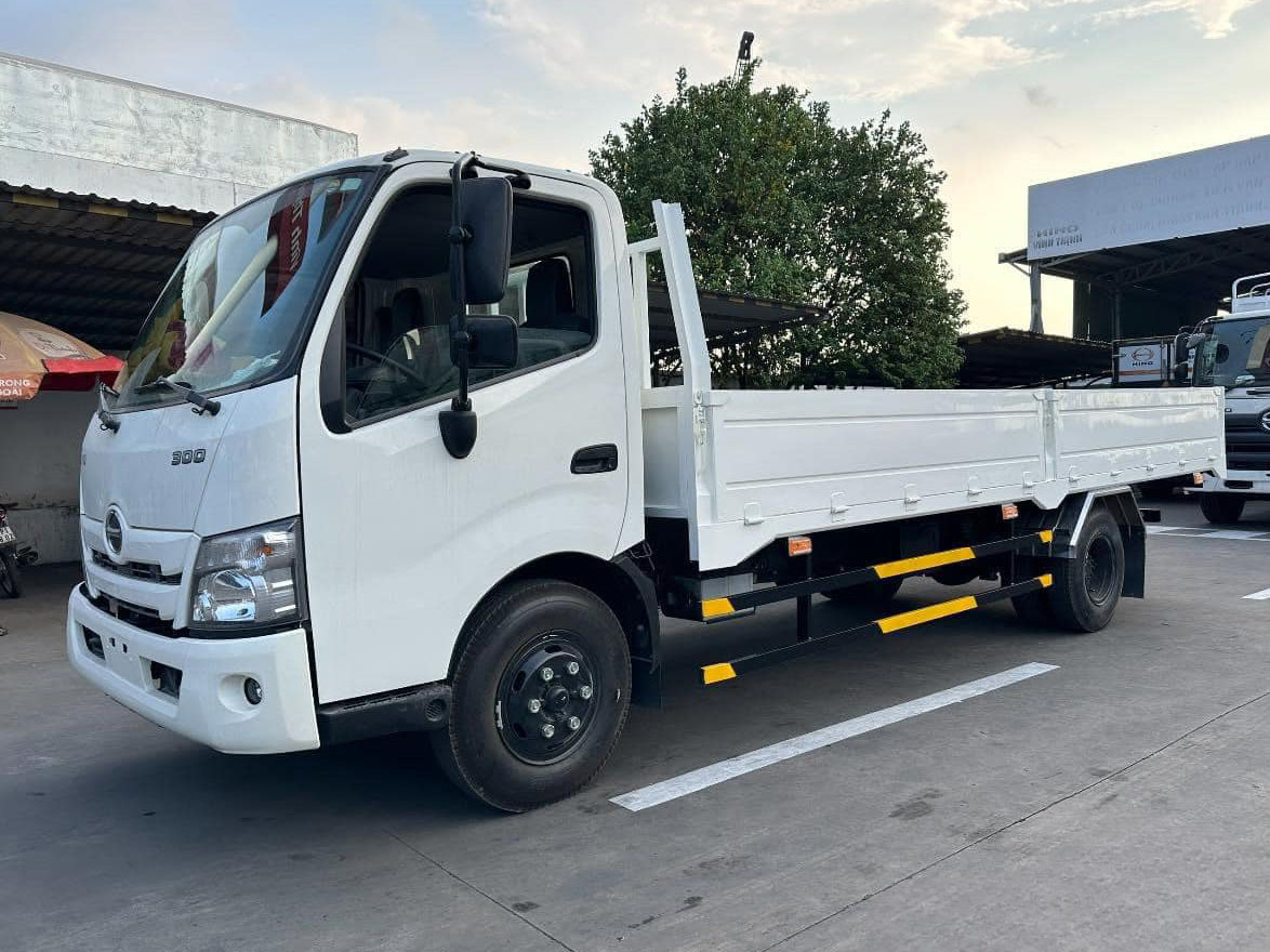 GIÁ XE HINO 3T5 XZU650L THÙNG LỬNG 4.4M