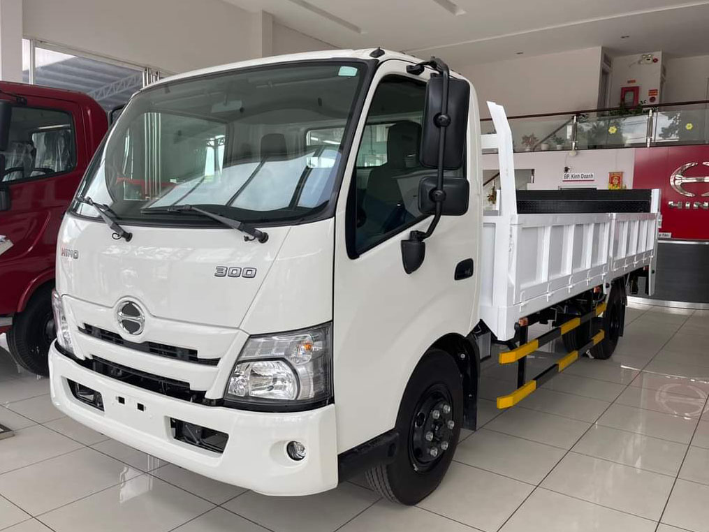 GIÁ XE HINO 3T5 XZU720L THÙNG LỬNG BỬNG NÂNG 5.2M
