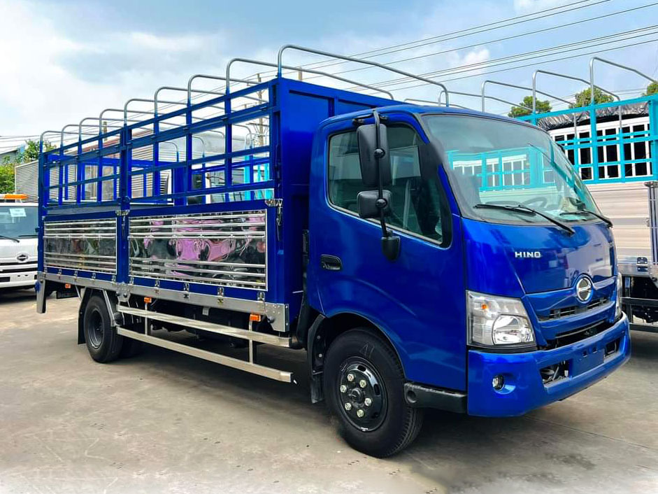 Xe Hino 5 tấn XZU30L thùng bạt bửng nâng 5.5M