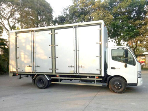 GIÁ XE HINO 5 TẤN XZU730L THÙNG CHỞ PALLET CAO 2.5M