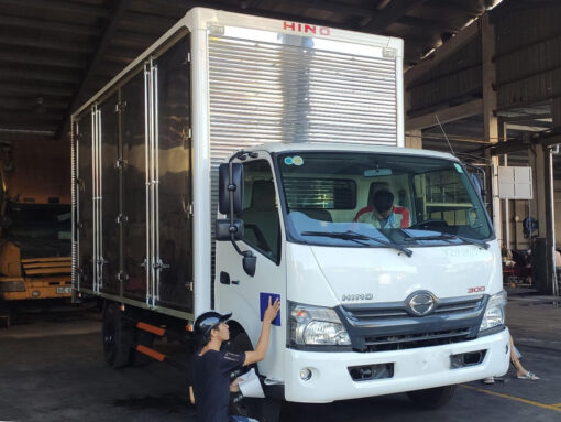 GIÁ XE HINO 5 TẤN XZU730L THÙNG CHỞ PALLET CAO 2.5M