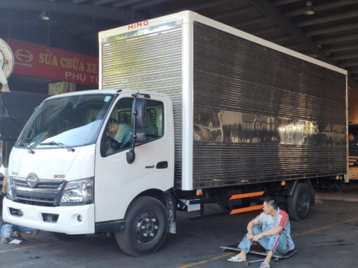 GIÁ XE HINO 5 TẤN XZU730L THÙNG CHỞ PALLET CAO 2.5M