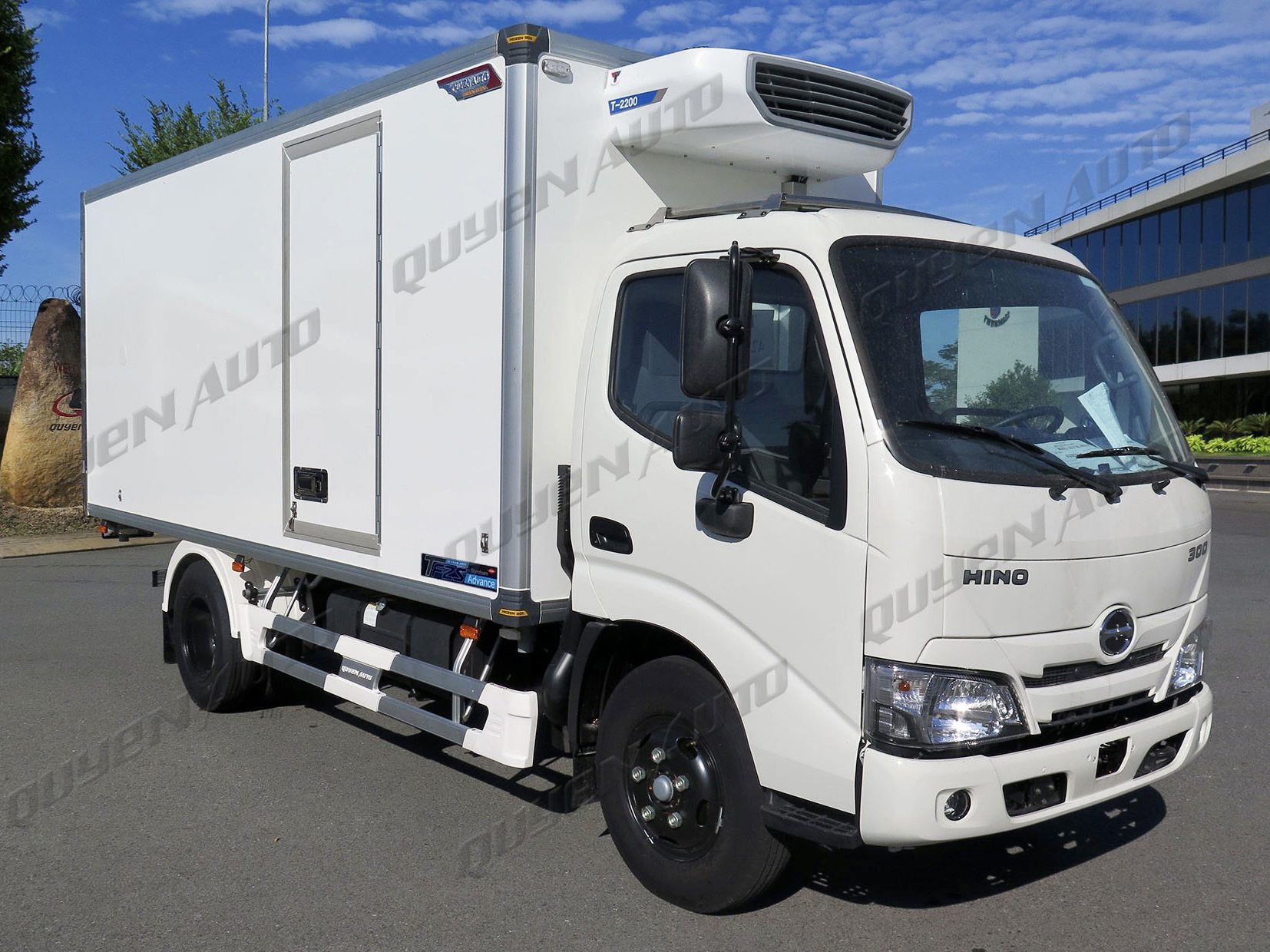 GIÁ XE HINO 5 TẤN XZU730L THÙNG ĐÔNG LẠNH 5.62M