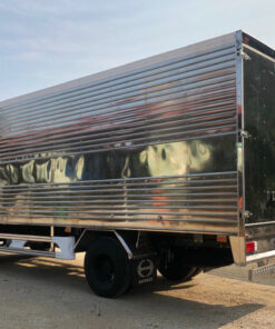 Xe Hino 5 tấn XZU730L thùng kín 5.8M