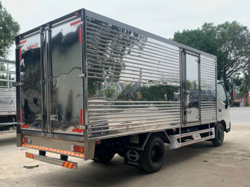 Xe Hino 5 tấn XZU730L thùng kín 5.8M