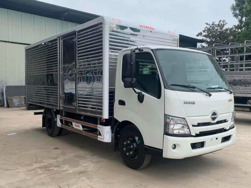 Xe Hino 5 tấn XZU730L thùng kín 5.8M