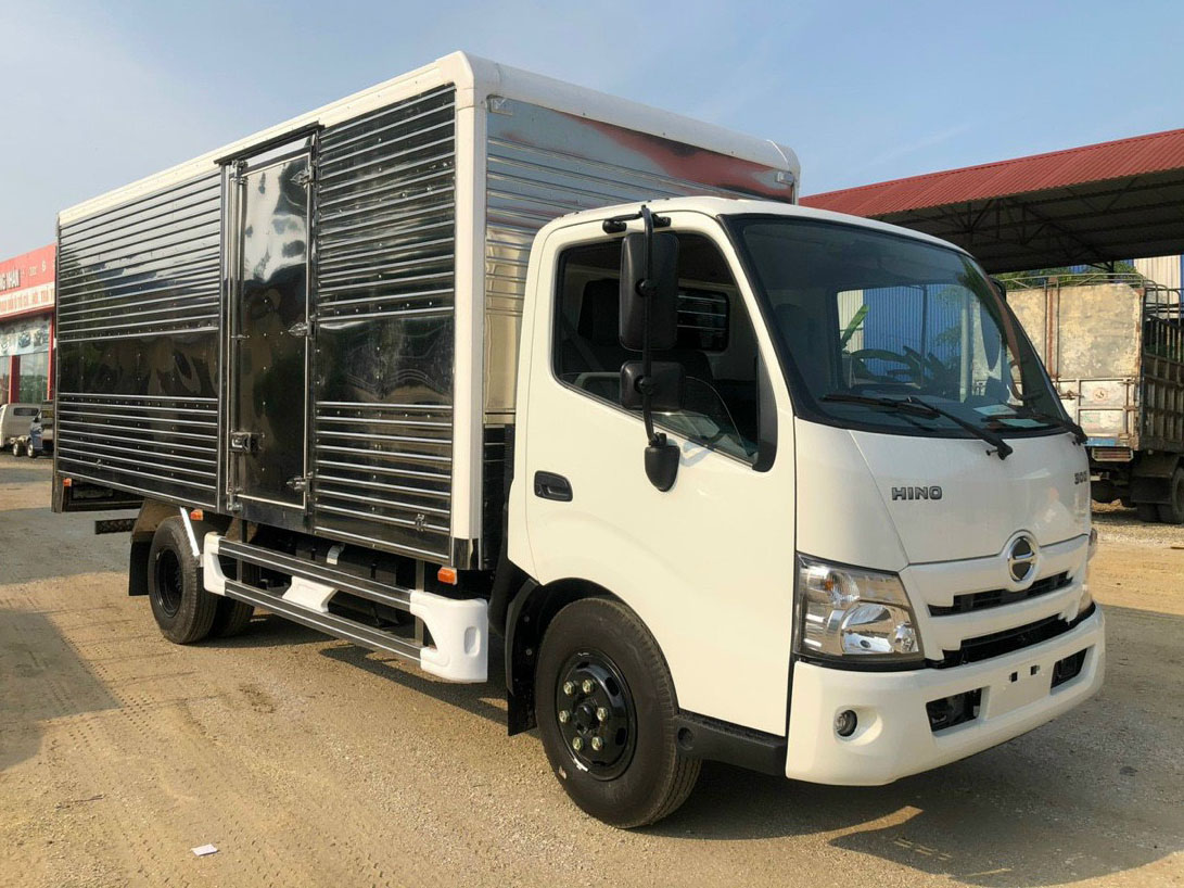 Xe Hino 5 tấn XZU730L thùng kín 5.8M