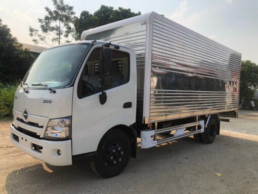 Xe Hino 5 tấn XZU730L thùng kín 5.8M