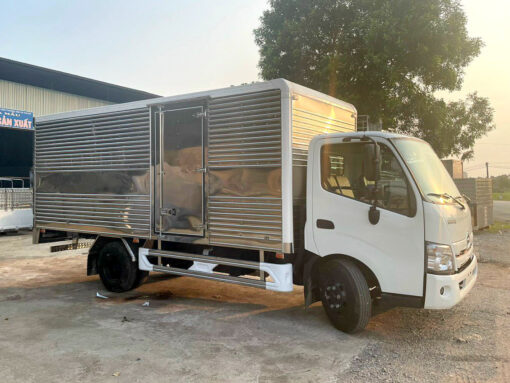 Xe Hino 5 tấn XZU730L thùng kín 5.8M