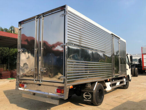 Xe Hino 5 tấn XZU730L thùng kín 5.8M