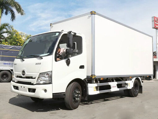 GIÁ XE HINO 5 TẤN XZU730L THÙNG KÍN 5.8M