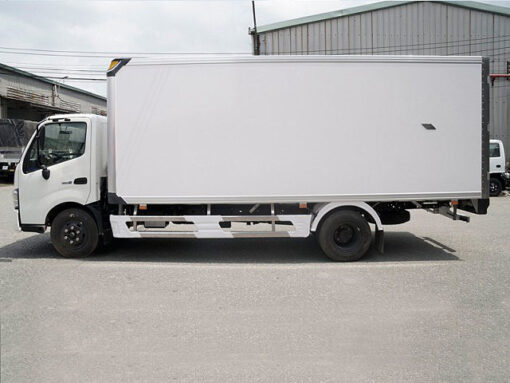 GIÁ XE HINO 5 TẤN XZU730L THÙNG KÍN 5.8M