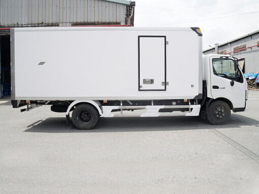 GIÁ XE HINO 5 TẤN XZU730L THÙNG KÍN 5.8M