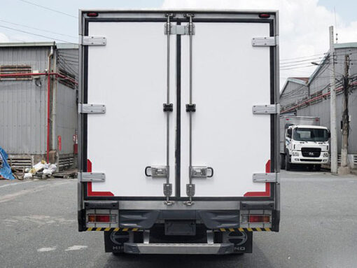 GIÁ XE HINO 5 TẤN XZU730L THÙNG KÍN 5.8M