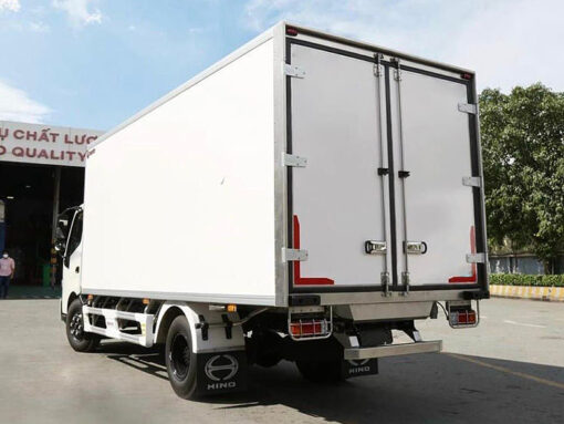 GIÁ XE HINO 5 TẤN XZU730L THÙNG KÍN 5.8M