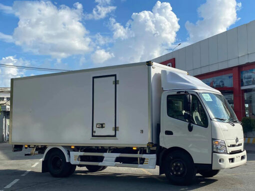 GIÁ XE HINO 5 TẤN XZU730L THÙNG KÍN 5.8M