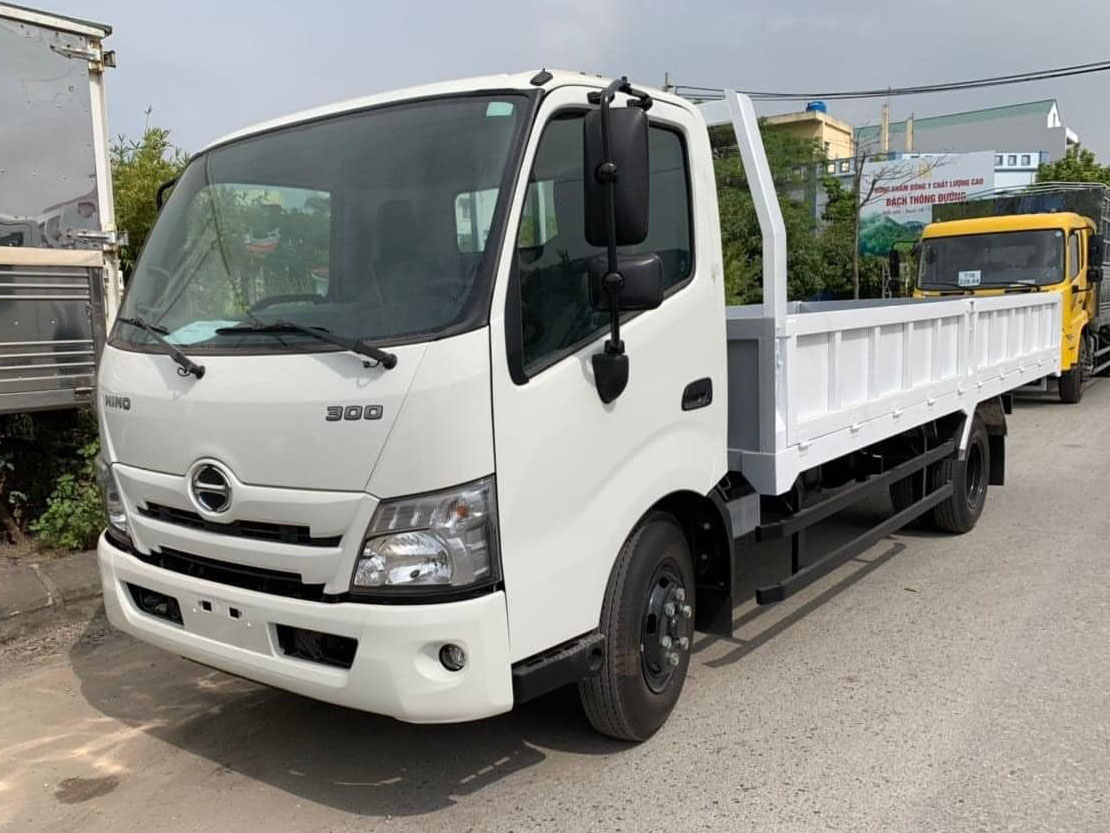 GIÁ XE HINO 5 TẤN XZU730L THÙNG LỬNG 5.8M