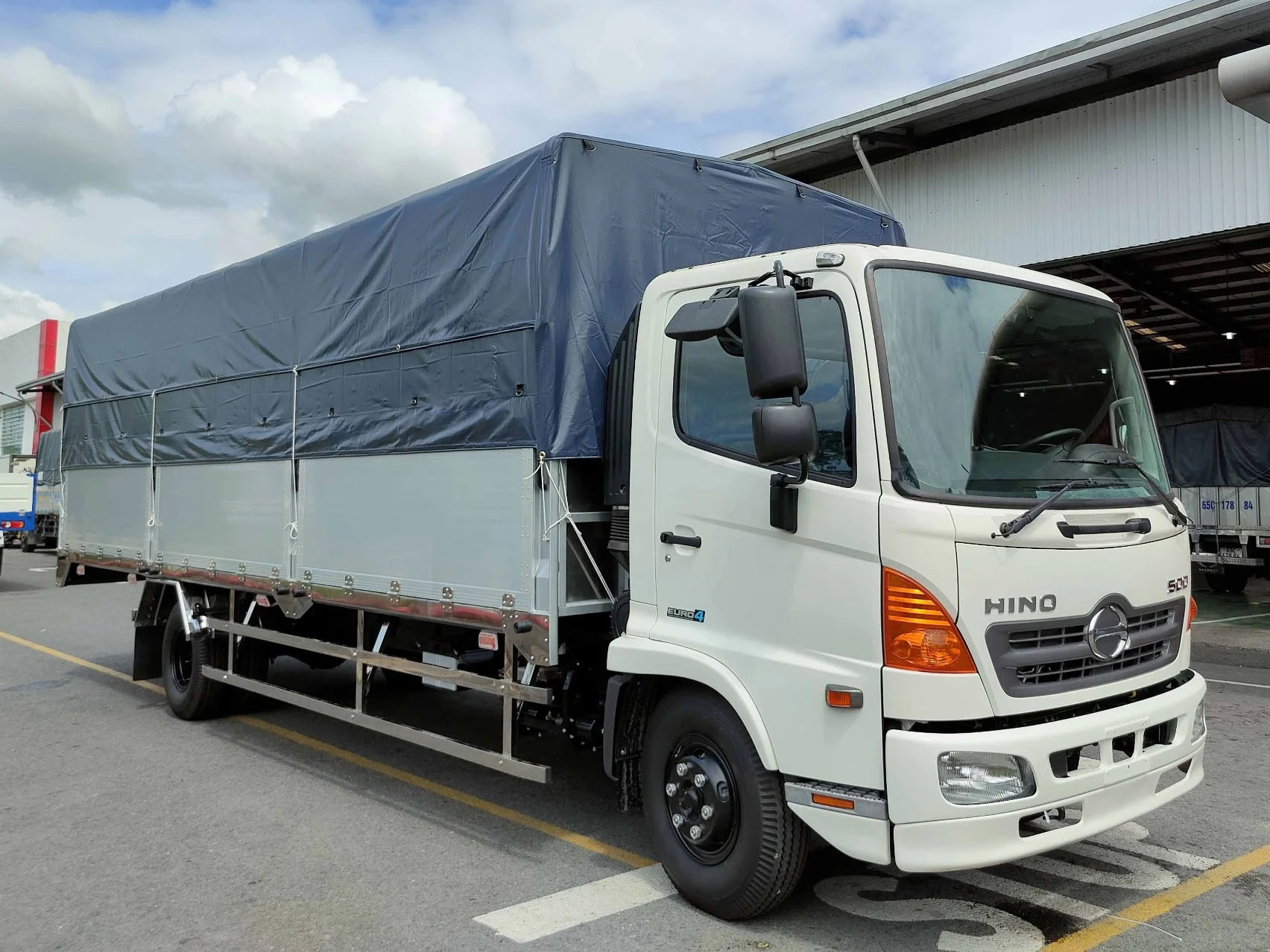 GIÁ XE HINO 6 TẤN 35 FC9JLTC THÙNG MUI BẠT 6.78M