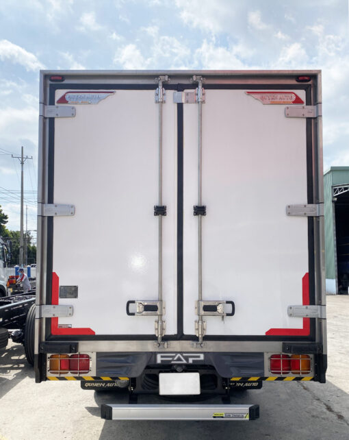 GIÁ XE HINO 6 TẤN 4 FC9JJTC THÙNG KÍN COMPOSITE 5.66M