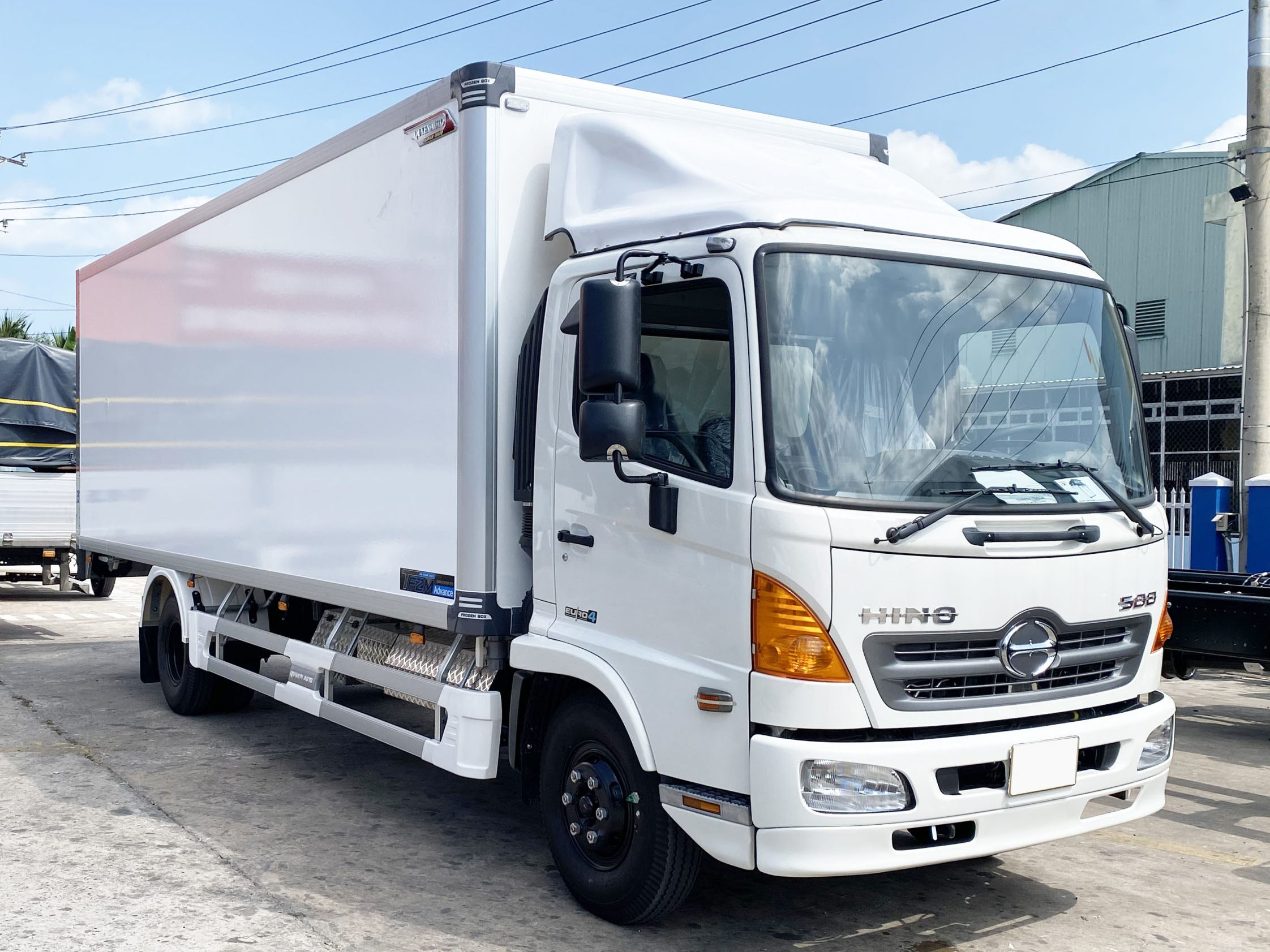 GIÁ XE HINO 6 TẤN 4 FC9JJTC THÙNG KÍN COMPOSITE 5.66M