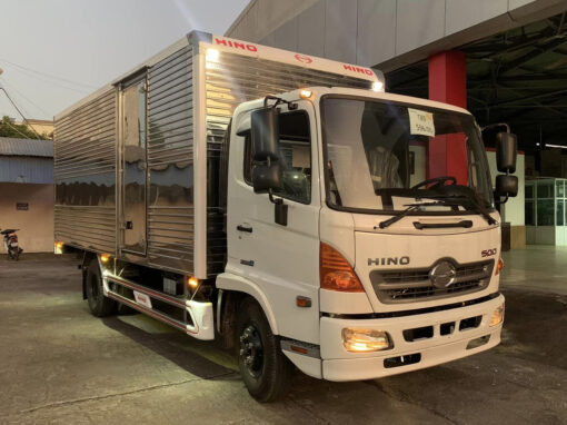 GIÁ XE HINO 6 TẤN FC9JJTC THÙNG KÍN INOX 5.6M