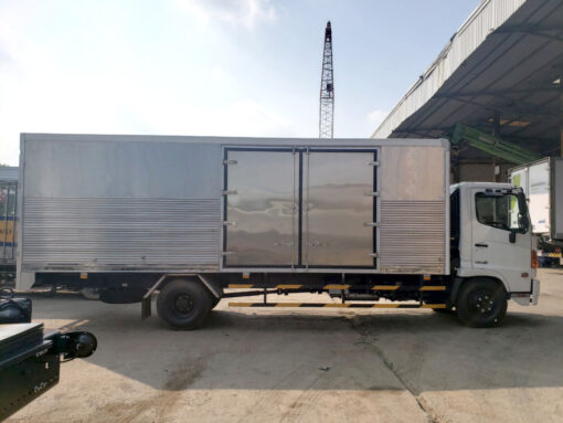 GIÁ XE HINO 6 TẤN FC9JJTC THÙNG KÍN INOX 5.6M
