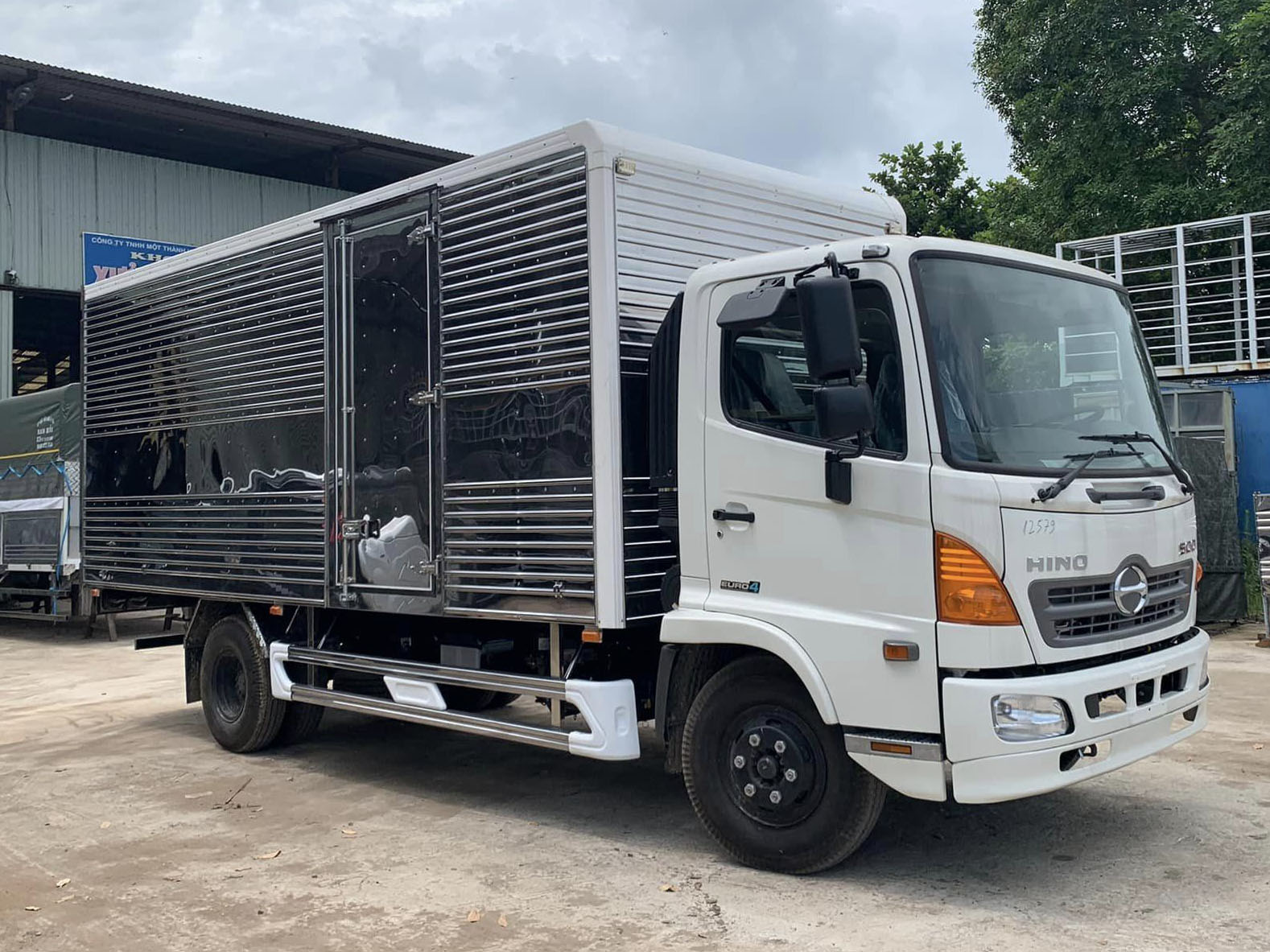 GIÁ XE HINO 6 TẤN FC9JJTC THÙNG KÍN INOX 5.6M