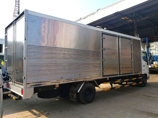 GIÁ XE HINO 6 TẤN FC9JJTC THÙNG KÍN INOX 5.6M