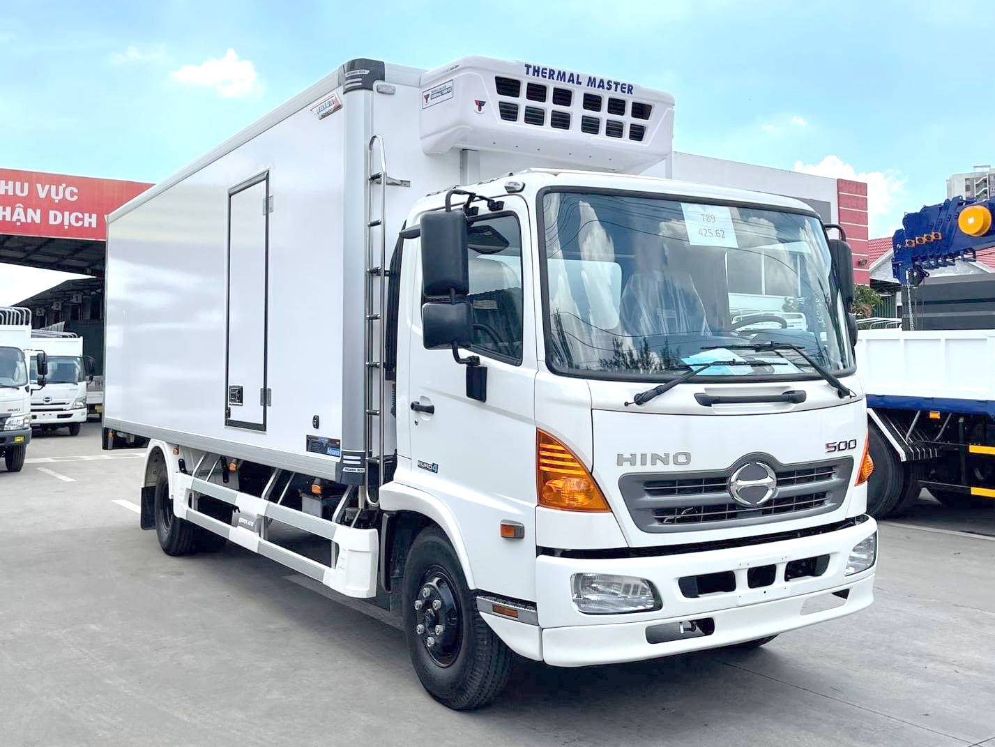 GIÁ XE HINO 6 TẤN FC9JJTC THÙNG ĐÔNG LẠNH 5.57M