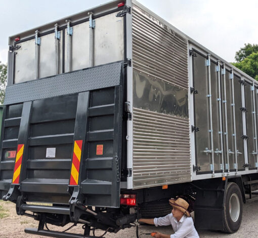 GIÁ XE HINO 6 TẤN FC9JJTC THÙNG KÍN BỬNG NÂNG 5.53M