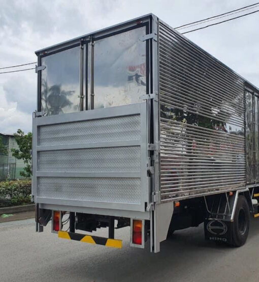 GIÁ XE HINO 6 TẤN FC9JJTC THÙNG KÍN BỬNG NÂNG 5.53M