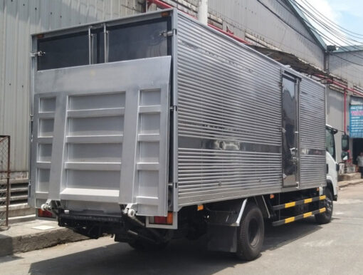 GIÁ XE HINO 6 TẤN FC9JJTC THÙNG KÍN BỬNG NÂNG 5.53M