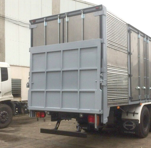 GIÁ XE HINO 6 TẤN FC9JJTC THÙNG KÍN BỬNG NÂNG 5.53M