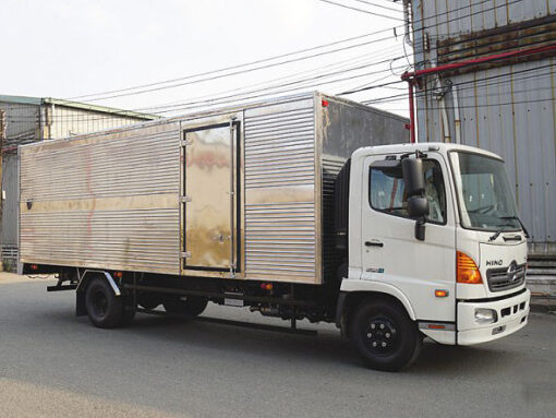 GIÁ XE HINO 6 TẤN FC9JJTC THÙNG KÍN BỬNG NÂNG 5.53M