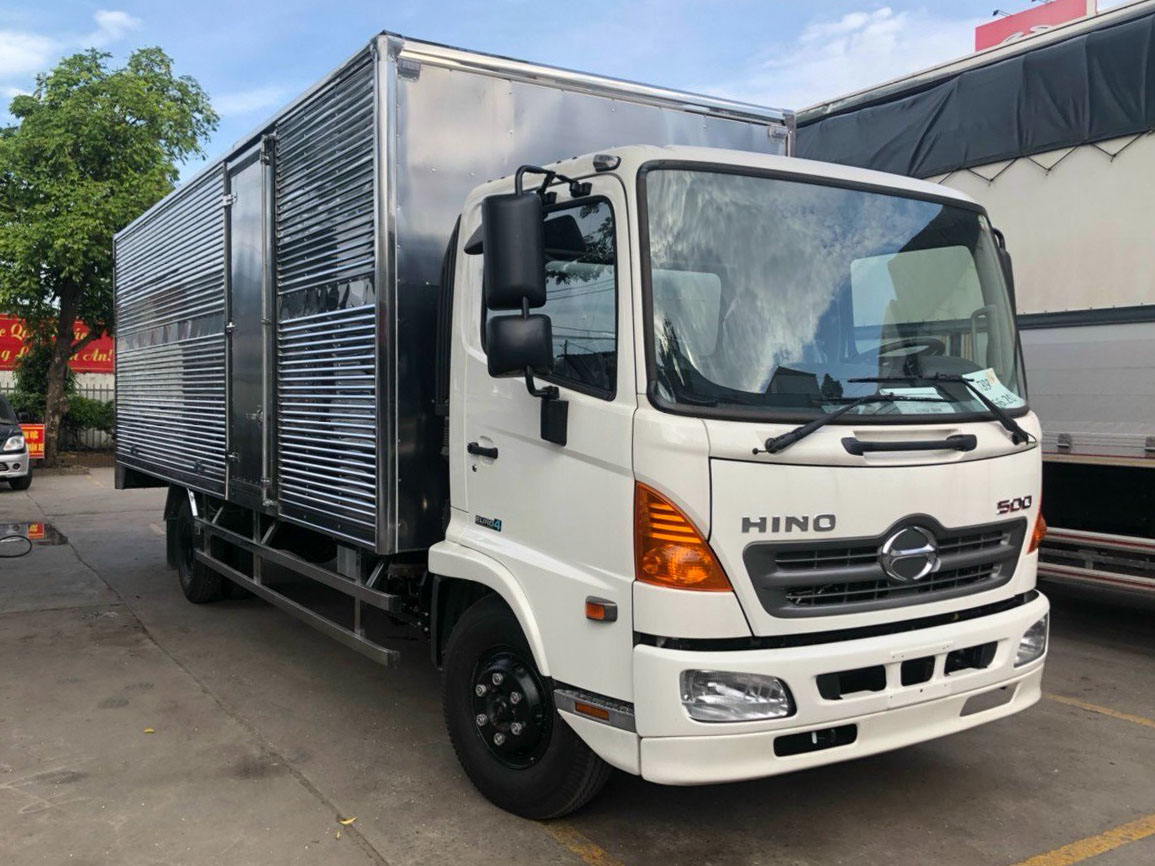 GIÁ XE HINO 6 TẤN FC9JJTC THÙNG KÍN BỬNG NÂNG 5.53M