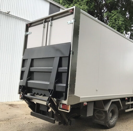 GIÁ XE HINO 6 TẤN FC9JJTC THÙNG KÍN BỬNG NÂNG 5.53M