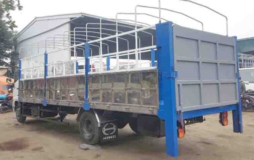 XE HINO 6 TẤN FC9JLTC THÙNG BẠT BỬNG NÂNG 6.42M