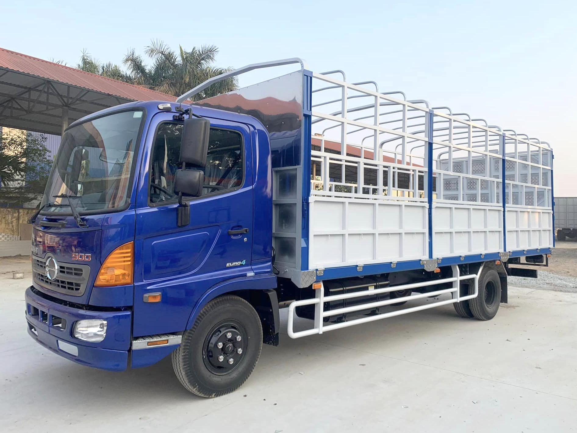 XE HINO 6 TẤN FC9JLTC THÙNG BẠT BỬNG NÂNG 6.42M