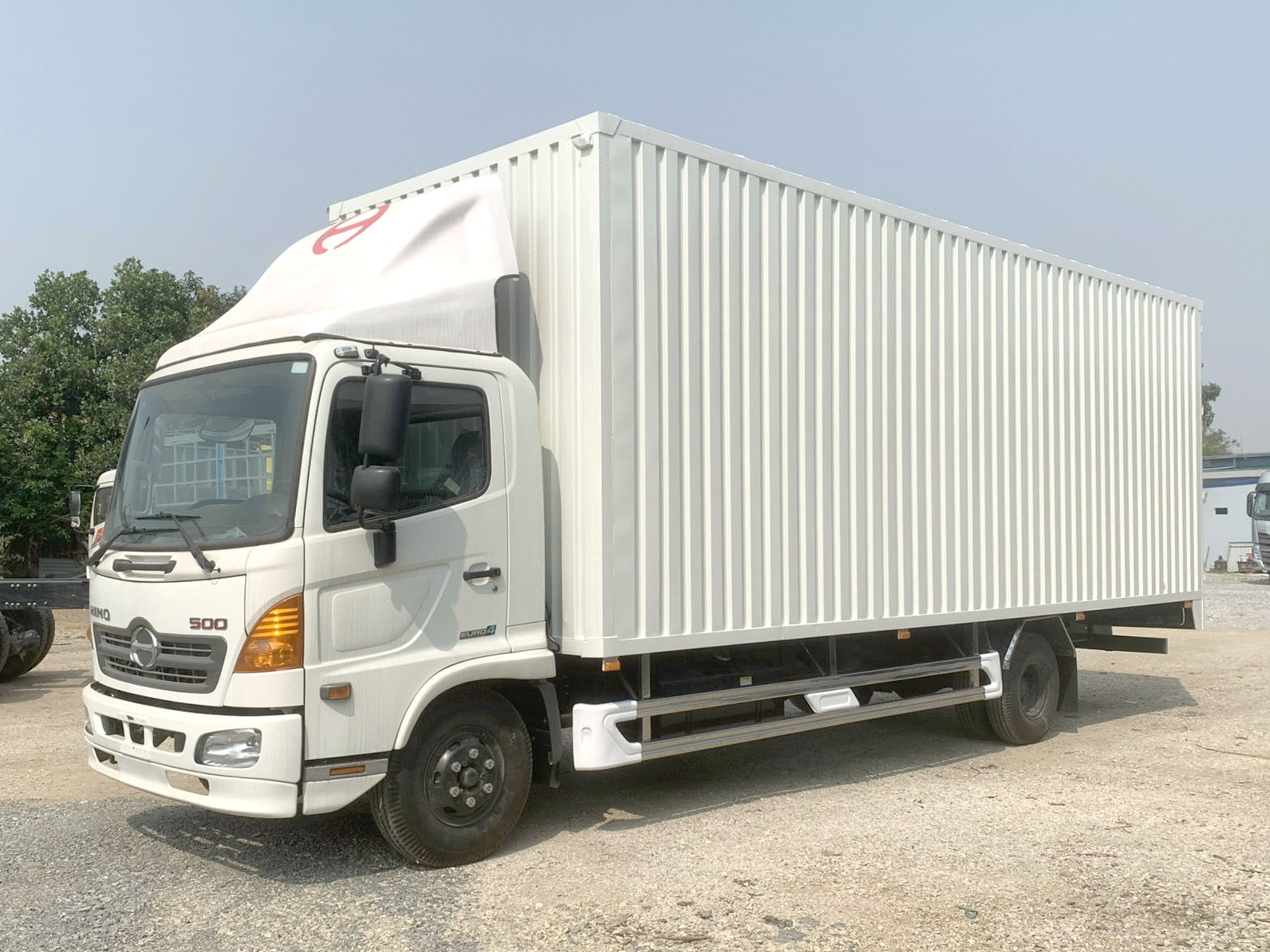 GIÁ XE HINO 6 TẤN FC9JNTC THÙNG CHỞ PALLET 7.4M